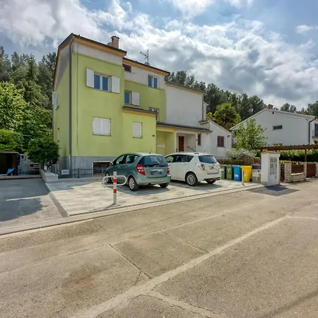 Pavluk With Balcony Apartment *