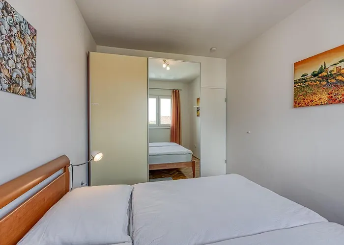 Pavluk With Balcony Apartment *